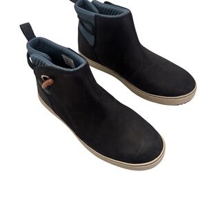 L.L.Bean Women's Mountainside Toggle Boots size 9.5 M